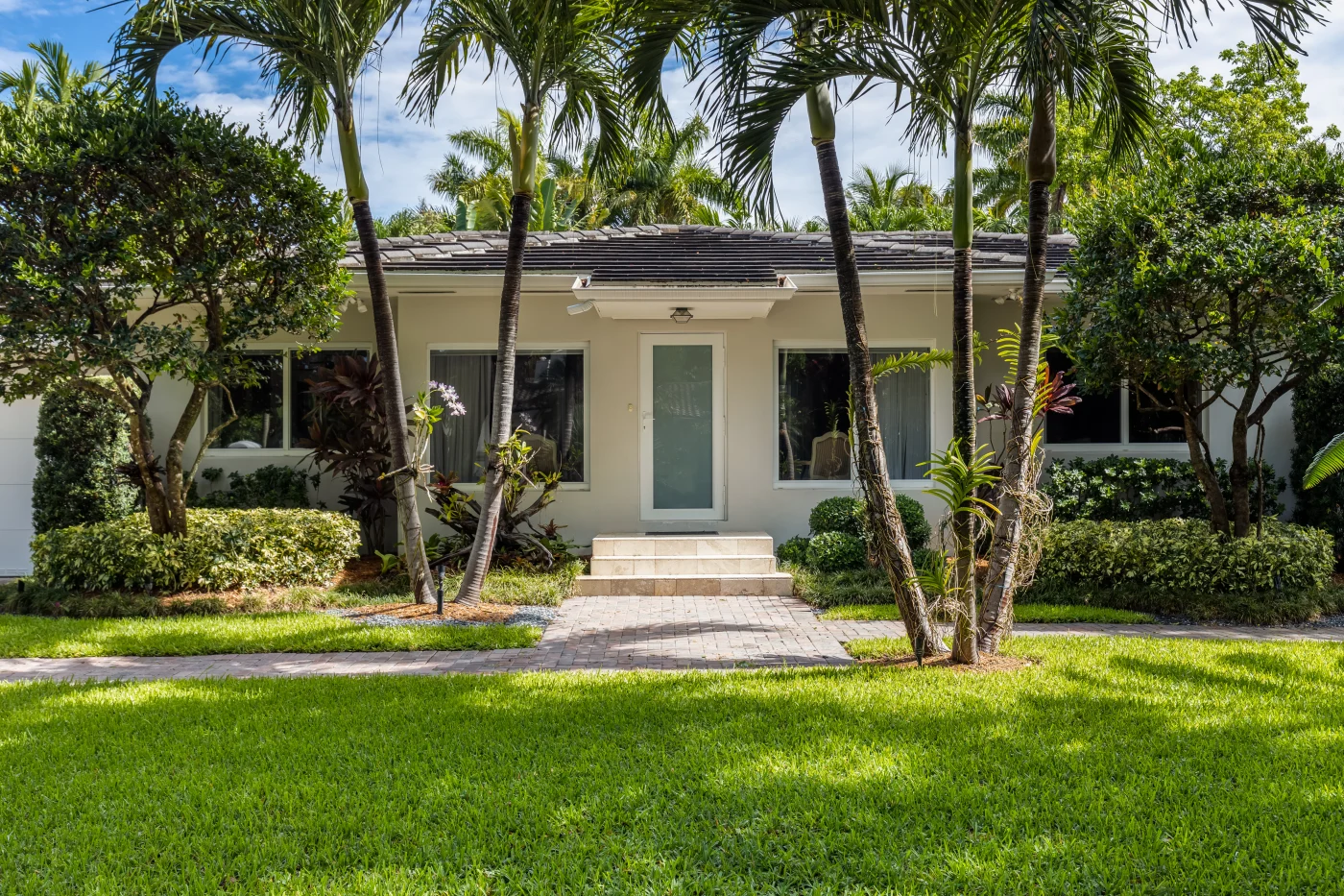 Flat roof on a white Florida house