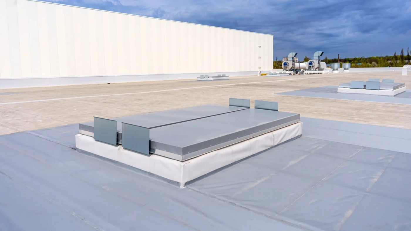 White Metal Sheet Rooftop Wall On Commercial Building With Blue Sky White Metal Sheet Rooftop Wall On Commercial Building With Blue Sky