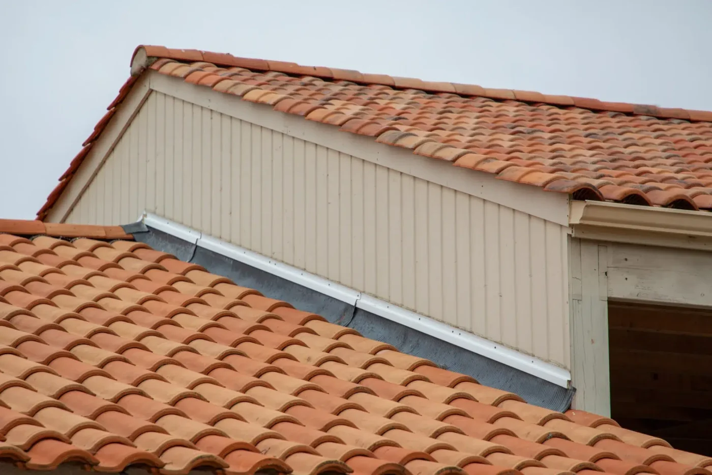 Grey asphalt shingle roof on large Alafaya home repaired by Universal Roof & Contracting
