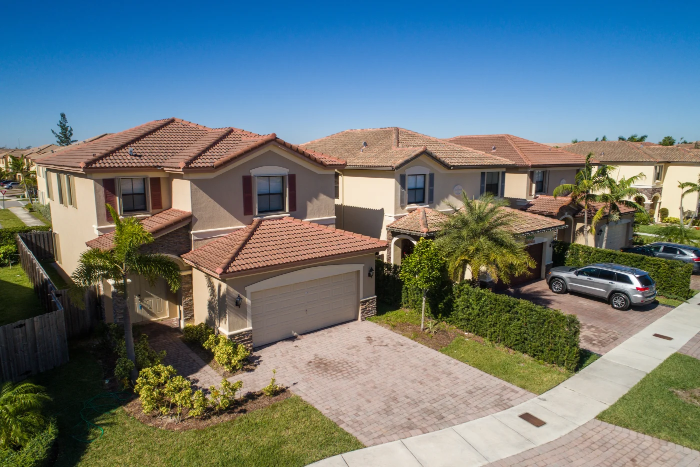 Homes in Orlando neighborhood with tile roofs and stucco siding