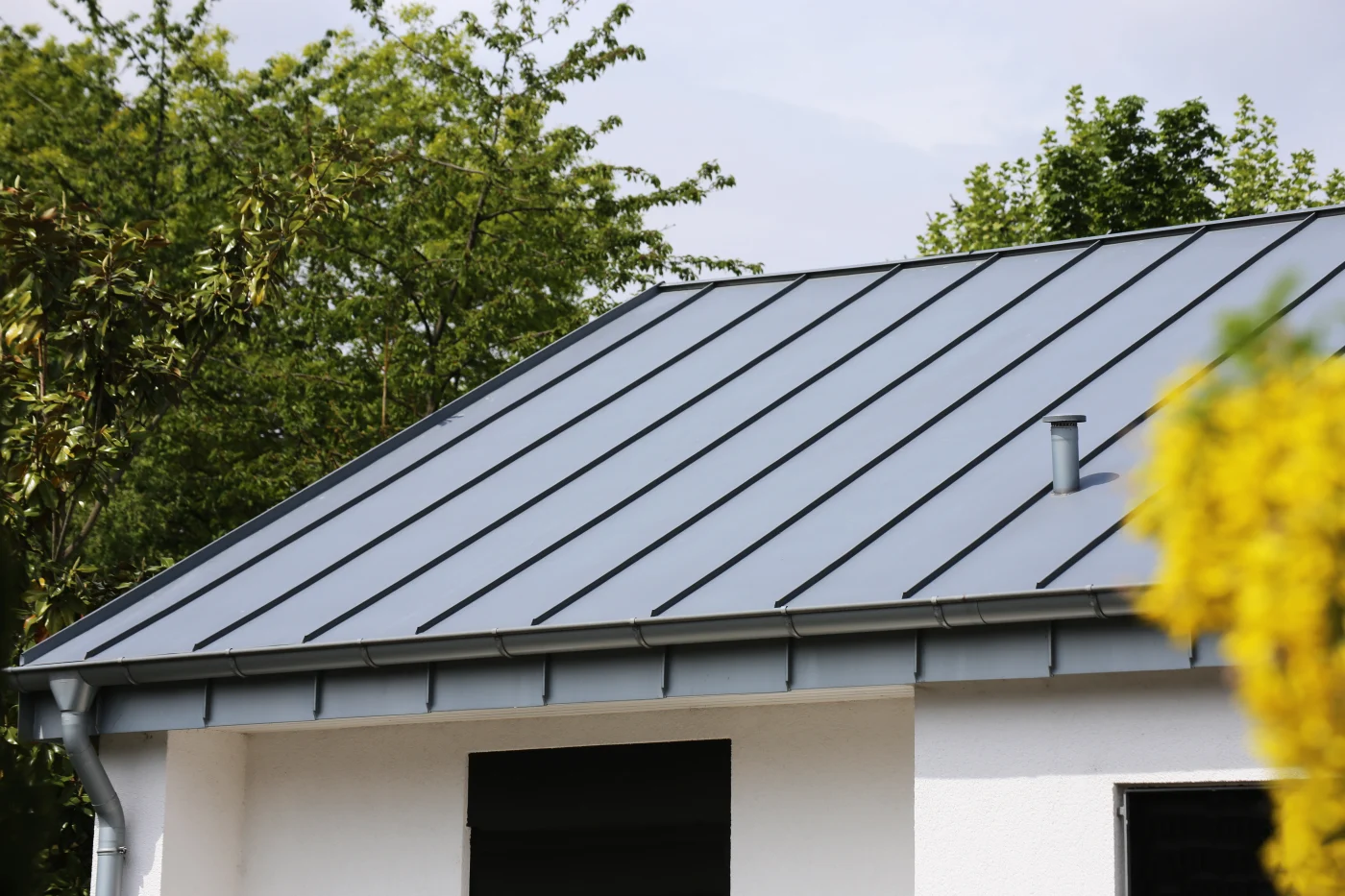 Gray asphalt shingle roof on Saint Cloud home installed by Universal Roof & Contracting