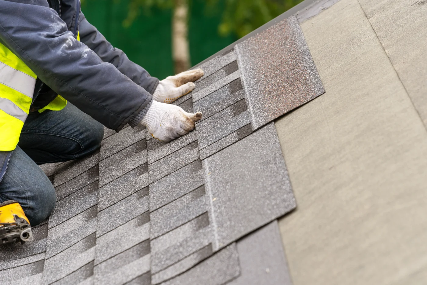Universal Roof & Contracting contractor working on Alfaya home’s roof