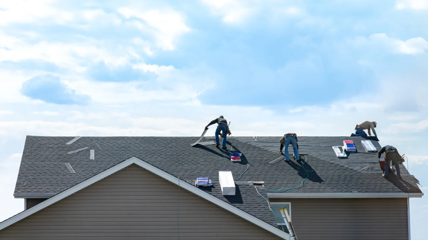 Platinum Preferred Contractor | Universal Roof & Contracting A team of roofers installing a new shingle roof in Central Florida | Universal Roof & Contracting